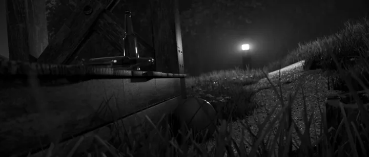 Un terrain et un véhicule abandonné dans la nuit.