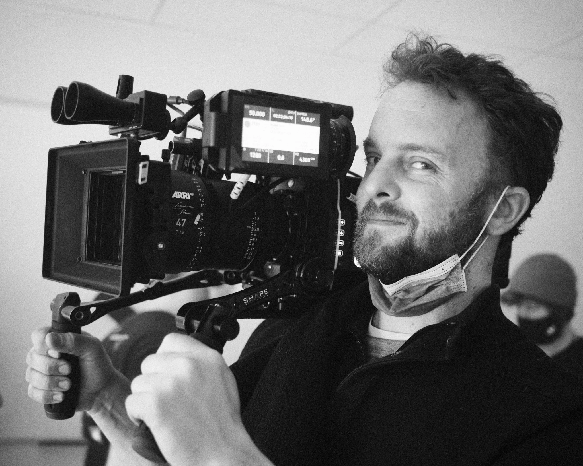 À la caméra, sur un tournage.
